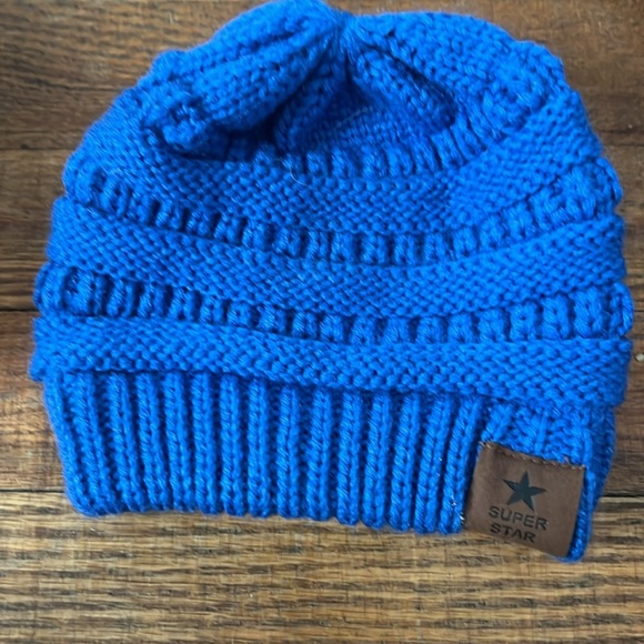 5 Winter Hats - Picture 5 of 6